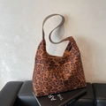 Modische große Hobo-Schultertasche mit Leopardenmuster und braunem Kunstlederriemen - Braun