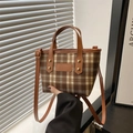 Braune Mini-Handtasche mit Karomuster, Ledergriffen und verstellbarem Schultergurt - Braun