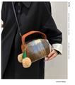Detail der flauschigen Karo-Umhängetasche mit Pompons und Cord-Trageriemen - Blau