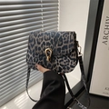 Modieuze crossbodytas met luipaardprint, gouden hoefijzergesp en stijlvolle kettingriem - Zwart