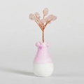 Árbol de cristal de cuarzo rosa artesanal en un jarrón de cerámica blanca y cobre - Cuarzo rosa