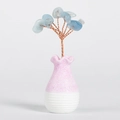 Árbol de cristal azul claro artesanal con ramas de latón y base de cerámica rosa - Aguamarina