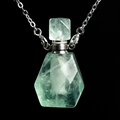 Pendentif flacon de parfum en fluorite verte naturelle avec chaîne argentée sur fond noir - Fluorite-Argent
