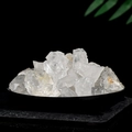 Natürliche weiße Bergkristall-Rohsteine für Aroma-Diffusoren auf einem schwarzen Tablett - Bergkristall (Klein/mit Schnitt) / Bergkristall / Transparent