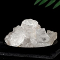 Natürliche weiße Kristall-Diffusorsteine in schwarzer Schale auf Schieferbasis - Bergkristall (Groß/mit Schnitt) / Bergkristall / Transparent