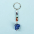 Llavero Chakra con cuentas de cristal de colores y colgante de piedra lapislázuli bruta - Lapislázuli