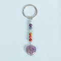 Chakra-Schlüsselanhänger mit sieben Energieperlen und lila Amethyststein in Herzform - Amethyst