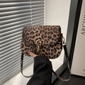 Luipaardprint crossbodytas met matleren afwerking en gouden hoefijzer-gespsluiting - Bruin