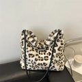 Borsa tote leopardata in ecopelliccia con manici a corda nera per uno stile autunno-inverno - Bianco