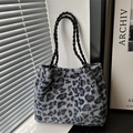 Schicke graue Tote-Bag mit Leopardenmuster aus Kunstpelz und geflochtenen Griffen - Blau