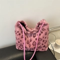 Borsa tote rosa in peluche con motivo leopardato a cuore e morbida ecopelliccia - Rosa