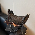 Luipaardprint canvas halve maan tas met een schattige bruine lederen teckel hanger - Koffie Luipaard