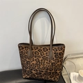 Leopard-Print-Einkaufstasche mit braunen Kunstledergriffen und einer Samtstruktur - Braun