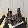 Borsa hobo in tela leopardata a mezzaluna con ampia tracolla regolabile e zip - Marrone