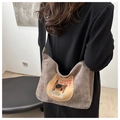 Gros plan sur le sac cabas en velours marron avec broderie chat et bandoulière large - Gris