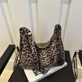 Grande borsa tote in tela con stampa leopardata, tracolla larga e dettagli dorati - Marrone