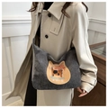 Détail du sac à épaule en velours côtelé gris avec écusson chat et broderies fines - Khaki
