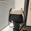 Mini borsa a secchiello bicolore in ecopelliccia con tracolla sottile nera - Nero