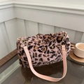 Chic pink leopard print faux fur tote bag with golden metal chain strap for winter - Pink