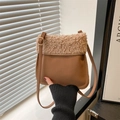 Borsa a secchiello in pelle marrone con bordo in pile beige e fibbia dorata - Marrone