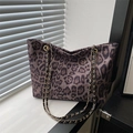 Modische große Damen-Tragetasche mit Leopardenmuster und goldener Metallkette in Violettbraun - Braun
