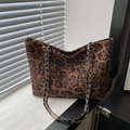 Modische Tote-Bag mit Leopardenmuster und Goldkette bei natürlichem Licht am Fenster - Braun
