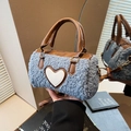 Bolso Boston azul de lana de cordero con asas de cuero marrón y parche de corazón - Azul