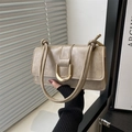 Minimalistische beige Schultertasche mit goldener U-Schnalle und geknotetem Riemen - Khaki