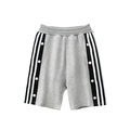 Graue Kinder-Sportshorts mit Seitenstreifen und Druckknöpfen auf weißem Hintergrund - 140cm / Meliertes Grau