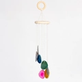 Windspiel mit bunten natürlichen Achatscheiben an einem hölzernen Ringhänger - Regenbogen