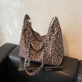 Hobo-Tasche mit Leopardenmuster, verstellbarem Schultergurt und Reißverschluss - Kaffeebraun