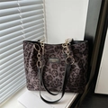 Leopard-Tragetasche mit goldener Kette und mattem Vintage-Finish für Damen - Braun