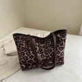 Leoparden-Canvas-Tote mit braunen Ledergriffen und Markenlogo-Detail auf der Tasche - Rosa