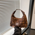Borsa a tracolla leopardata con manici in pelle e chiusura con fibbia metallica lucida - Leopardo Marrone / Marrone