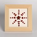 Cristallo rosso a forma di stella in cornice di legno chiaro per arredo casa - Diaspro Rosso