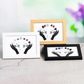 Trois cadres en bois avec 7 pierres de chakra naturelles et silhouette d'art minimaliste - Série Mains Chakra / Couleur bois naturel