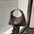 Borsa hobo leopardata con manico in pelle nera ed etichetta del brand in tessuto - Leopardo Caffè / Marrone