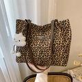 Leopard-Tragetasche mit braunen Griffen und weißem Plüsch-Wolkenanhänger - Kaffee Leopard