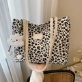 Große Shopper-Tasche mit Leopardenmuster, weißem Plüsch-Anhänger und Ledergriffen - Beiges Leopardenmuster