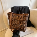 Sac fourre-tout à imprimé léopard avec anses marron foncé et étiquette fashion - Petit Léopard Marron