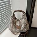 Borsa tote intrecciata geometrica caffè e crema con manici in ecopelle marrone - Stile Borsa Singola / caffè