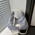 Borsa hobo in tela a quadri blu e bianchi con finiture in pelle bianca e tracolla - Stile Borsa Singola / Blu