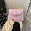 Petit sac carré en cuir rose avec bordure en fausse fourrure blanche et bandoulière - Rose