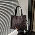 Stilvolle große Totebag mit Leopardenmuster, schwarzen Griffen und Goldnieten - Schwarz