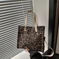 Leoparden-Tote-Bag für Damen mit weißen Ledergriffen und verstellbarem Schultergurt - Weiß