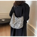 Borsa hobo chic da donna con stampa leopardata bianca e nera e ampia capacità - Bianco Sporco