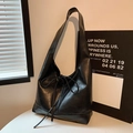 Borsa sottobraccio minimalista in pelle nera con un fiocco delicato e trama liscia - Nero