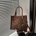 Shopper mit Leopardenmuster, braunen Ledergriffen und passendem Schultergurt - Braun