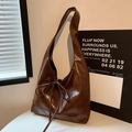 Borsa sottobraccio marrone lucida minimalista con fiocco e trama in pelle liscia - Marrone