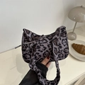 Borsa sottobraccio leopardata grigio viola con pieghe e fiocco decorativo in tessuto - Nero